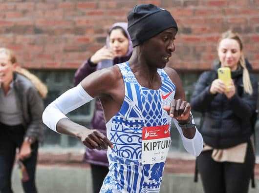 TSX BULLETIN: Bol gets world-record win in 400 m, Holloway